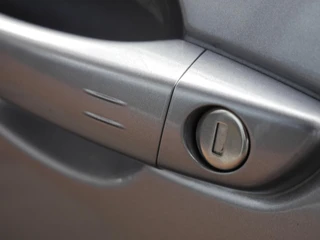 Peugeot 3008 1.2 PureTech Première | Elektrisch bedienbare achterklep | 19 inch velgen | Keyless entry en start | Dealer onderhouden | Navigatie | Zwart Dak | Climate control / 18