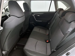 Toyota RAV4 2.5 Hybrid Active Automaat | Adaptive Cruise | Stoelverwarming | CarPlay | Camera | Trekhaak / 21