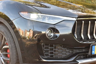 Maserati Levante 3.0 V6 AWD GranLusso 350 pk Facelift Driver ass.Pack 1 | Open dak | Harman/Kardon | Camera | Luchtvering | Carplay | Keyless | DAB | Full LED | 20" / 34