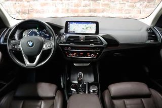 BMW X3 xDrive20i High Executive xLine Automaat  / Navigatie Professional / Leder / Trekhaak / 19 Inch / Adaptieve LED-koplampen / Stoelverwarming / Ambiance Verlichting / Parkeersensoren voor+achter / Sportstoelen / 15