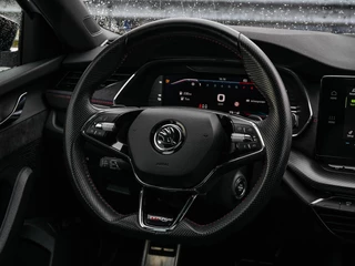 Skoda Octavia Combi 1.4 TSI RS iV PHEV Business 245 PK Panoramadak Matrix LED Camera Sfeerverlichting Stoelverwarming 19" / 17