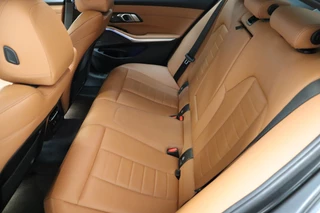 BMW 3 Serie Sedan 318i High Executive Luxury Line Automaat  / Live Cockpit Professional / Trekhaak / Stoelverwarming voor+achter / Achteruitrijcamera / Harman Kardon / Stuurverwarming / LED / Ambiance Verlichting / DAB / Sportstoelen / 15