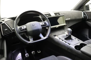 DS 7 Crossback 1.2 PureTech Performance Line 130 PK | Handgeschakeld | Alcantara bekleding | Camera | Parkeersensor | Navigatie | Cruise Control | Licht metalen velgen | 1e eigenaar / 17