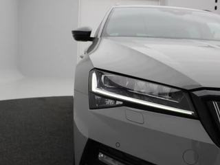 Škoda Superb Combi 1.4 TSI iV Sportline Business | Trekhaak | Camera | Stoel/Stuur Verwarming | Carplay | Navigatie | Climatronic | 19 Inch | 39.084 Km !! / 13