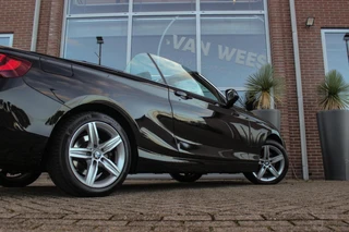BMW 2-serie Cabrio 220i Sport | Origineel NL | Cruise control | Stoelverwarming | Xenon | Sportstoelen | HiFi audio | Navigatie Professional | Sportstuur | Chrome Line | Keyless entry / 45