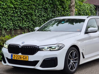 BMW 5-serie Touring 530e M Sport LED CarPlay Elek. Stoelen 100% dealer onderhouden 530e Business Edition Plus