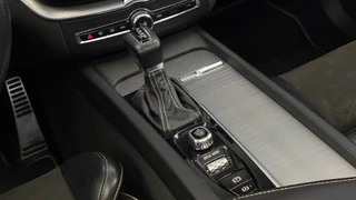 Volvo XC60 2.0 T6 AWD R-Design | Luchtvering | Pano | 360° | B&W | ACC | Memory / 22