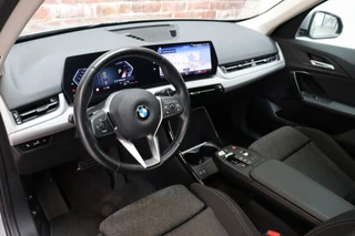 BMW X1 sDrive20i Executive Automaat  / Navigatiesyteem / Panoramadak / Achteruitrijcamera / DAB / Extra Getint Glas / 17 Inch / Dakdraagsysteem / Travelpack / DAB / Sportstoelen / Parkeersensoren voor+achter / 12