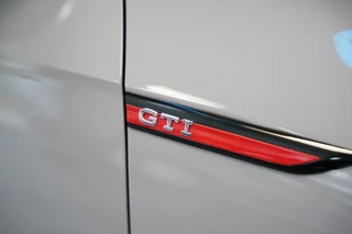 Volkswagen Golf 2.0 TSI GTI  Akrapovič Panoramadak Harman&Kardon Sterrenhemel 19''LM / 42