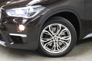 BMW X1 sDrive20i High Executive xLine Automaat  / Navigatiesysteem Plus / Trekhaak / Achteruitrijcamera / Leder / Head-Up Display / 18 Inch / 18 Inch / Stoelverwarming / Extra Getint Glas / Lichtpakket / 9