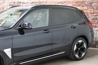 BMW iX3 High Executive 80 kWh Automaat  / Driving Assistant Professional / SOH 97% / Live Cockpit Professional / Trekhaak / Panoramadak / Adaptief Onderstel / Leder / Harman Kardon / Shadow Line / Head-Up Display / Adaptieve LED-koplampen / DAB / 20 Inch / 7