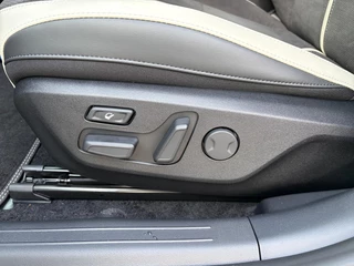 Kia EV6 GT-Line Business Edition 84 kWh | Rijdende Demo ! | Draadloos Apple Carplay / Android Auto | Navigatiesysteem | Elektrisch Verstelbare voorstoelen | Licht + Regensensor | Stoelverwarming+ Stoelkoeling  | Stuurverwarming | Elektrisch Bedienbare Achterklep | 19"Lichtmetalen Velgen | Lederen Bekleding. / 14