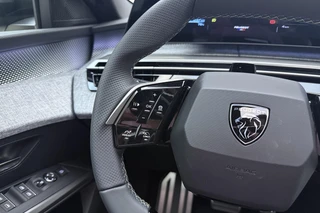 Peugeot e-3008 GT Long Range 230 97 kWh | DEMO | 8 jaar garantie | Panoramisch schuifdak | Stoelverwarming voor en achter | Alcantara bekleding | Navigatie | Camera / 25