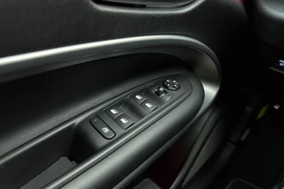 Jeep Avenger 1.2 e-Hybrid Summit Automaat | JBL Soundsystem | Navigatie | Elektrische achterklep | Keylee | Climate control | Camera | Draadloze telefoonlader / 20