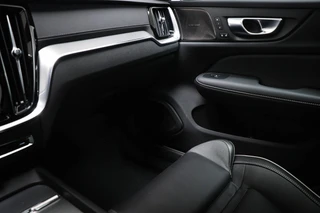 Volvo V60 2.0 B4 Ultimate Dark | PANORAMADAK | HEAD UP | STANDKACHEL | ACHTERBANKVERWARMING | 360 CAMERA | 20" / 36