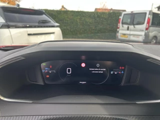 Peugeot 2008 1.2 Turbo 100 PK Allure | Nieuwste Model | Navigatie via Telefoon | LED Verlichting | Cruise Control | Hoge Zitpositie | Parkeersensoren | DAB | Digitaal Dashboard | Half Lederen stoelen | Lichtmetalen Velgen 17 inch | / 12