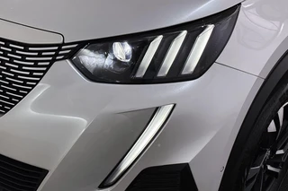 Peugeot e-2008 EV GT 50 kWh Achteruitrijcamera Apple Carplay Dodehoek LED Koplampen / 19