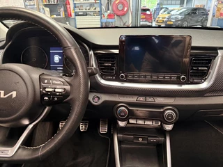 Kia Stonic 1.0 T-GDi MHEV GT-PlusLine Meest luxe uitvoering | 1e Eigenaar | Panorama dak | Dealer onderhouden | Cruise Control Adaptief | Carplay | Metallic lak | Fabrieksgarantie t/m 10-5-2030 + 3x 1 jaar* | NAP / 16