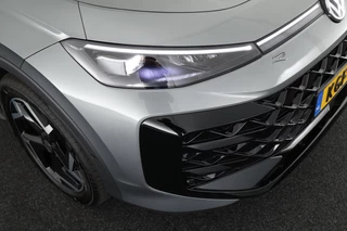 Volkswagen T-Roc 1.5 eTsi 150pk DSG R-Line First Edition Trekhaak Camera Keyless Stoelverwarming Virtual Cockpit Carplay / 48