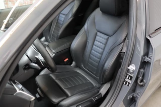 BMW 3 Serie Sedan 330i High Executive M Sport Pakket Automaat  / Live Cockpit Professional / Schuif-/kanteldak / M Sportremsysteem / Leder / Shadow Line / 19 Inch / Extra Getint Glas / Stoelverwarming / Climate Control / Parkeersensoren voor+achter / Stuurwiel Verwambaar / Hifi / 16