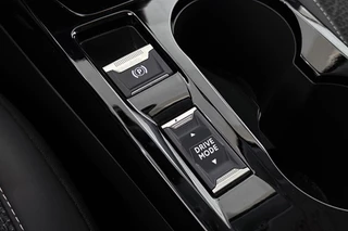 Peugeot 208 1.2 Hybrid 110 e-DCS6 Allure Apple CarPlay Climate Control Parkeersensoren / 32