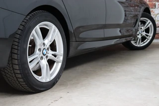 BMW 3 Serie Gran Turismo 335i xDrive High Executive M Sport Pakket Automaat  / Navigatiesysteem Professional / Panoramadak / Trekhaak / Leder / Innovatiepakket / 18 Inch / Shadow Line / Active Cruise Control met Stop en Go-functie / Stoelverwarming / Climate Control / Xenon / Extra Getint Glas / 7