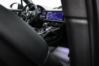 Porsche Cayenne 3.0 E-Hybrid Platinum Edition | LUCHTVERING | MASSAGE | STOELVENTILATIE | COMFORTSTOELEN | CAMERA | 22" / 16