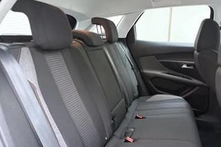 Peugeot 3008 1.2 PureTech Blue Lease Executive Camera l Climate Control l Cruise Control l Apple Carplay & Android Auto l PDC voor en achter l Bluetooth l Lichtmetalen Velgen l Afneembare Trekhaak / 16