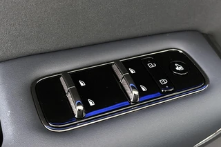 VOYAH Courage Business Edition 80 kWh Head-Up Stoelverwarming Panoramadak / 34