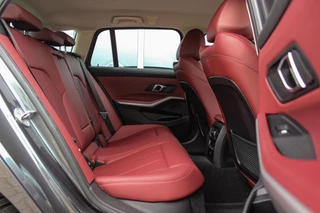 BMW 3-serie Touring 330e High Executive | 1e eigenaar | BTW auto | M-sport stuur | HiFi audio | Sportstoelen | Cruise control adaptief | Grootlichtassistent | Active Guard Plus / 19