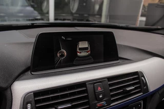 BMW 3-serie Touring 318i Centennial Executive M-sport | 2e eigenaar | HiFi audio | Navigatie | Bluetooth | Climate control | M-sportstuur | Cruise control | PDC | 18 inch | Trekhaak / 26