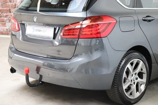BMW 2 Series Active Tourer 218i Executive Automaat  / Trekhaak / Parkeersensoren / Stoelverwarming / Navigatie / Cruise Control / Bluetooth / Climate Control / LED / Sportstoelen / Multifunctioneel Stuurwiel / 17 Inch / 6