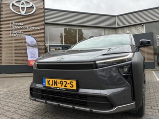 Toyota bZ4X Touring DYNAMIC 75 KWH VOORRAAD VOORDEEL VAN €49.990 VOOR €47.300!!! BLIND-SPOT PARK-SENSOREN STOEL/STUURVERW APPLE/ANDROID 18" LM-VELGEN / 8