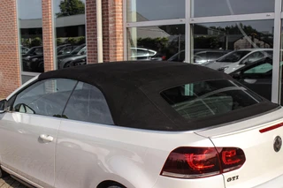 Volkswagen Golf Cabrio 2.0 TSI GTI | 2e eigenaar | DSG | Xenon | Stoelverwarming | Climatronic | Cruise control | Navigatie | Bluetooth | PDC | 18 inch Detroit | Origineel / 41