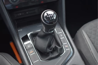 Volkswagen Tiguan 1.4 TSI ACT 150 pk Connected Series  NL-Auto | DAB | Elekt.trekhaak | Carplay | Cruise Control | Climate Control | NAP / 53