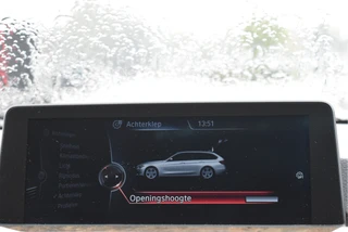 BMW 3 Serie Touring 320i xDrive High Executive M 184 pk  | Vol | HUD | Elekt.haak | Keyless | Open dak | Camera | LED/Xenon | LM-Velgen 19" / 57