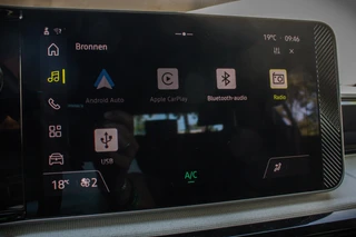Renault 4 comfort range evolution 52 kWh | Dakrails | Privacy Glass | All Weather Banden | Camera / 12