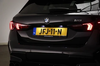 BMW 1-serie 123 xDrive | INNOVATION PACK | PANORAMADAK | STUURVERWARMING | MASSAGE |  HEAD UP | 360 CAMERA | 19" / 29