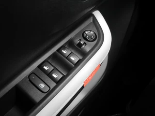 Citroen C3 1.2 Turbo 100pk Max | Uit voorraad leverbaar | Zwart dak | Stoelverwarming | Stuurverwarming | Camera | Lichtmetalen velgen | Apple Carplay / 17