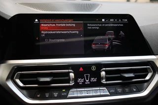 BMW 3 Serie Sedan 320i High Executive M Sport Pakket Automaat  / Live Cockpit Professional / Schuif-/kanteldak / Achteruitrijcamera / Stoelverwarming / DAB / Shadow Line / Apple CarPlay / LED / 19 Inch / Extra Getint Glas / 34