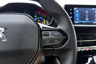 Peugeot e-2008 EV Allure 50 kWh | 100% SOH! l Apple Carplay/Android Auto l Bluetooth l DAB l Cruise Control l Climate Control l Navigatie l Lichtmetalen Velgen l PDC Achter / 19