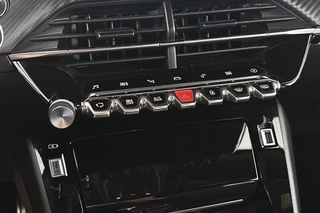 Peugeot e-2008 EV GT 50 kWh Achteruitrijcamera Apple Carplay Dodehoek LED Koplampen / 37