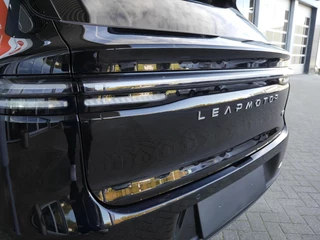 Leapmotor C10 Design 69.9 kWh | uit Voorraad leverbaar | Panoramadak | Elektrische achterklep | 20inch velgen | Camera voor en achter | Lederen bekleding / 14
