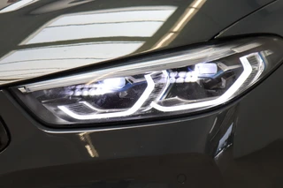 BMW 8 Serie M850i xDrive High Executive M Sport Pakket Automaat  / Live Cockpit Professional / Individual Leder Merino / Driving Assistant / Carbon Exterieur / Active Steering / Laserlight / M Sportremsysteem / Active Cruise Control met Stop en Go-functie / M Sportdifferentieel / Shadow Line / Achteruitrijcamera / Harman Kardon / 15
