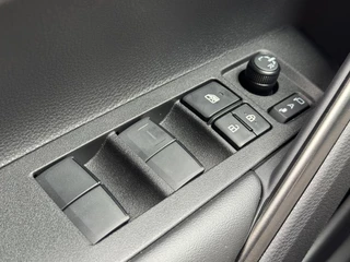 Toyota Corolla Cross 2.0 Hybrid 180 DYNAMIC NIEUW DIRECT LEVERBAAR! BLIND SPOT STOEL/STUURVERW KEYLESS 18'' LM-VELGEN APPLE/ANDROID NAVI CLIMA AD-CRUISE PARK-SENSOREN / 15