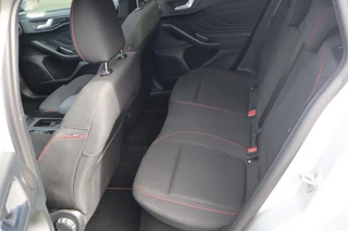Ford Focus Wagon 155PK ST-LINE-X AUTOMAAT BTW PANODAK EL-ACHTERKLEP BLISS WINTERPACK HEAD-UP DISPLAY EX-FABR. AUTO 100.000KM/4JR GARANTIE / 22