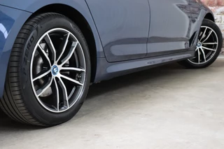 BMW 5 Serie Touring 530e High Executive M Sport Pakket Automaat  / Live Cockpit Professional / SOH 87% / Panoramadak / Trekhaak / Driving Assistant Professional / Comfortstoelen / Laserlight / Head-Up Display / Adaptief Onderstel / DAB / Parking Assistant / Hifi / 7