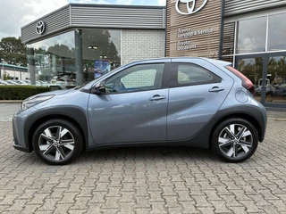 Toyota Aygo X HYBRID 115 PLAY NIEUW & DIRECT LEVERBAAR!!! APPLE/ANDROID CLIMA AD-CRUISE CAMERA 17" LM-VELGEN / 9