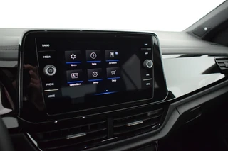 Volkswagen T-Roc 1.5 TSI 150pk DSG R-Line Business+ Black Style Trekhaak Camera IQ.Light Panoramadak Virtual Cockpit Navigatie / 32