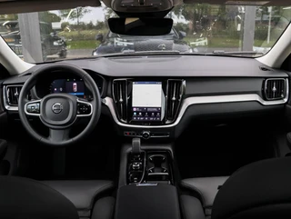 Volvo V60 T8 AWD Plus Dark 455PK Panoramadak HeadUp Display 360 Cam Alarm Getint glas / 2